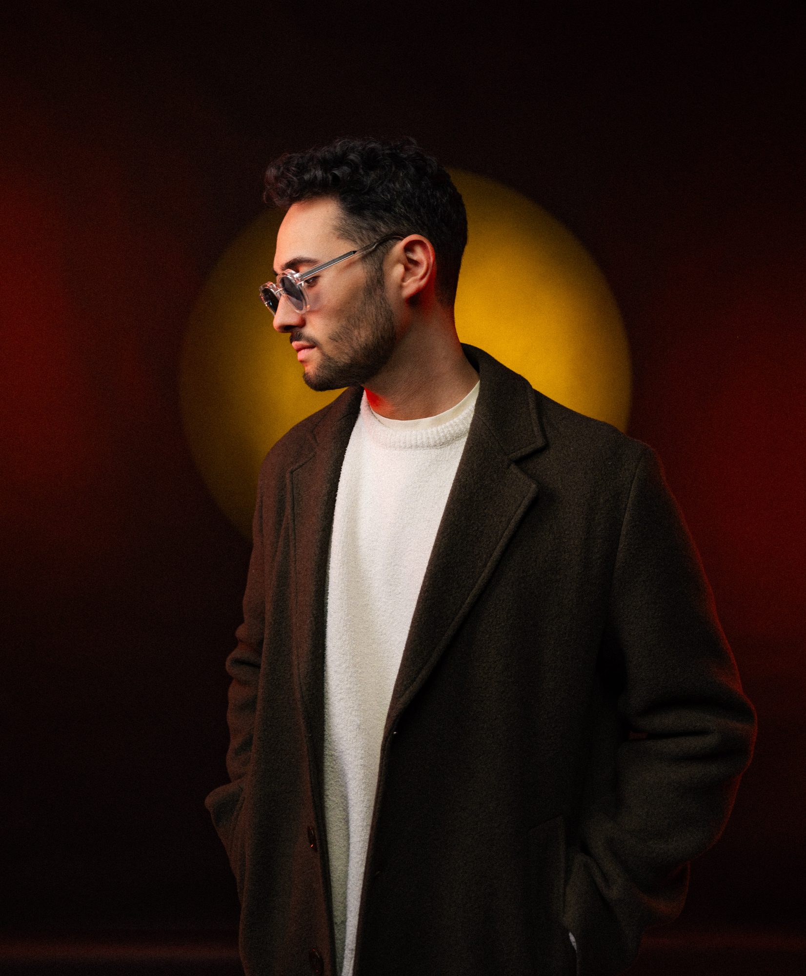 MASILLA - DJ and producer from Frankfurt, press portrait with amber spotlight